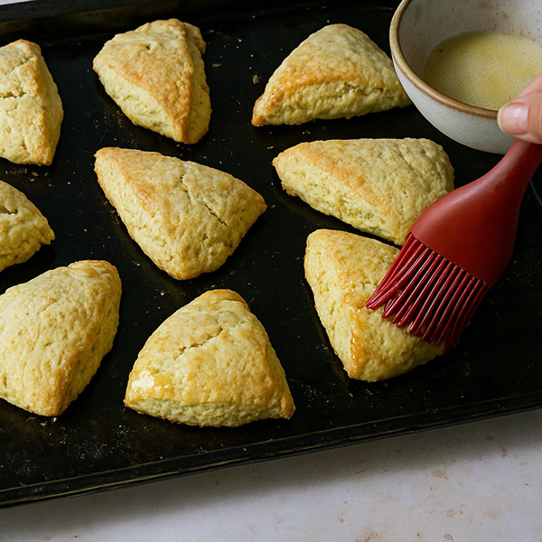 スコーンに牛乳を塗る