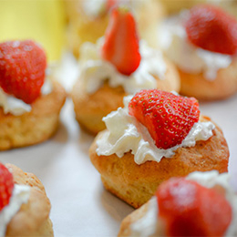 いちごを乗せたスコーン